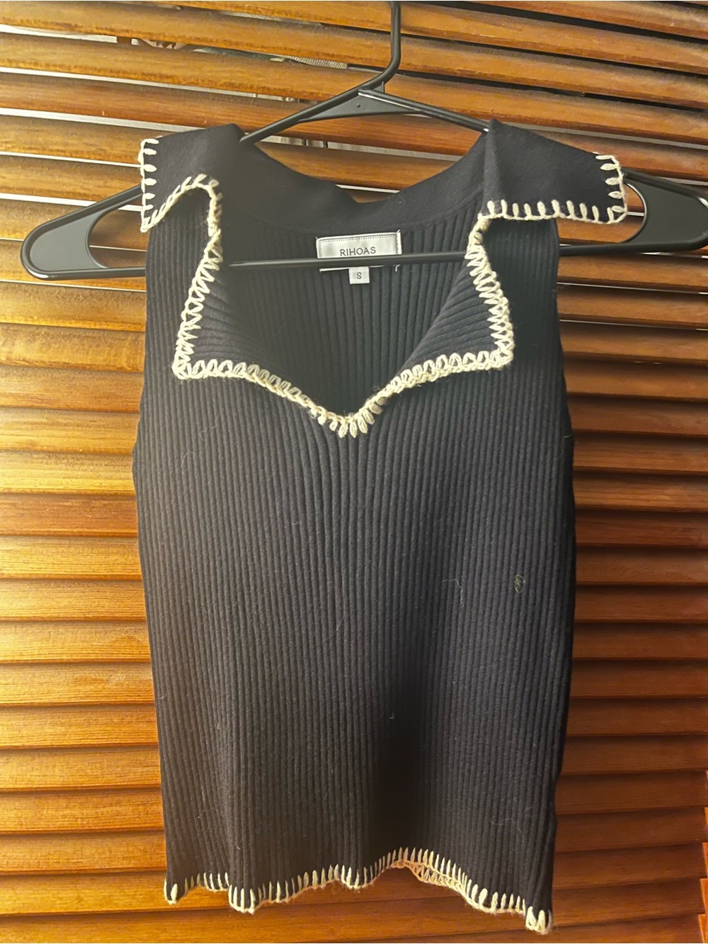 Rihoas Black Ribbed Sleeveless Top with Contrast Trim